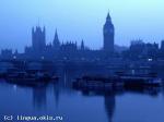 здание парламента  в тумане